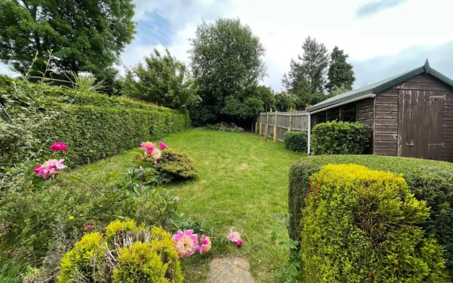Modern & Spacious Home with Garden and Parking
