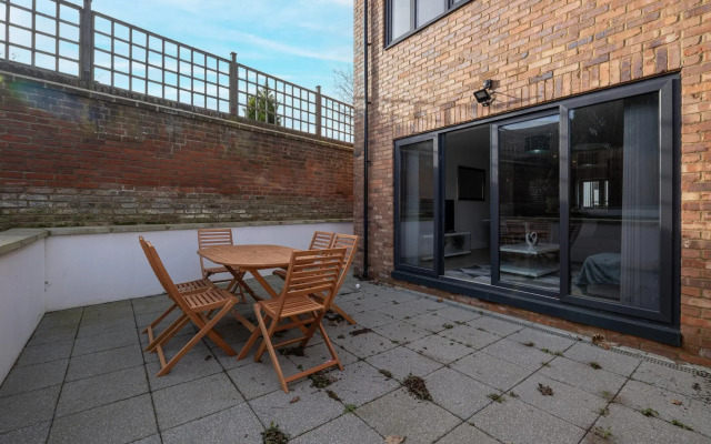 Modern 4 Bedroom House 01 With Parking in Farnham