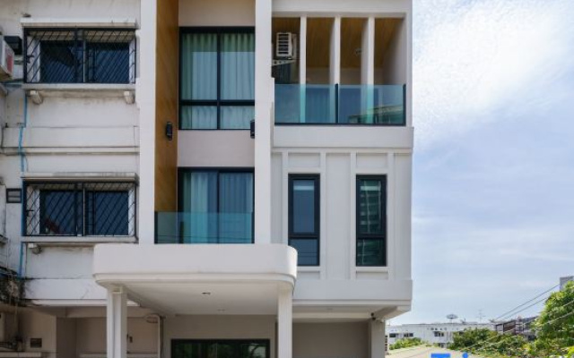 Stylish Modern Home 4Bedroom 7Bed 200m BTS PhraKhanong, 10min ThongLo
