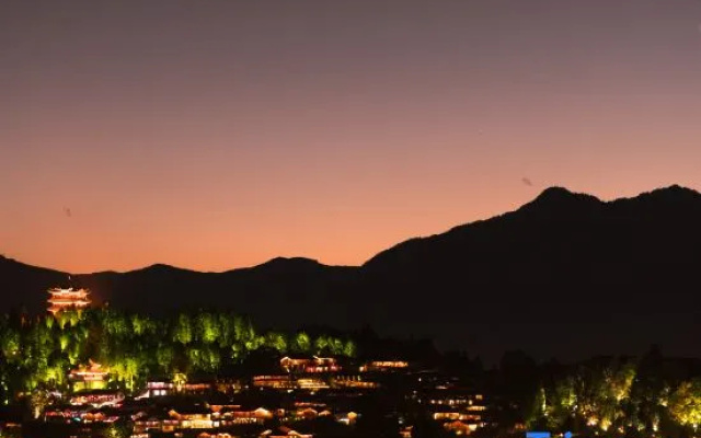 Xiangju·Sunrise Golden Mountain Designer Homestay