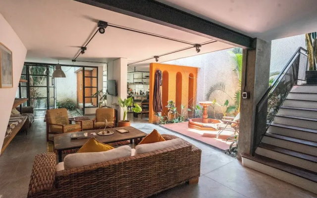 w Bright Colonial 5BR House With Balcony