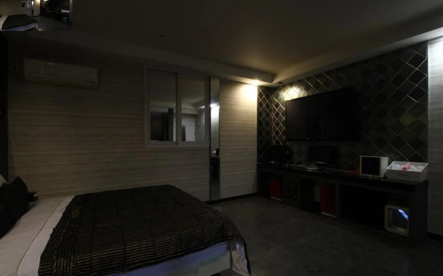 V Hotel