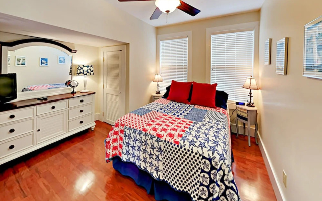Downtown Boothbay Harbor Apartment by RedAwning