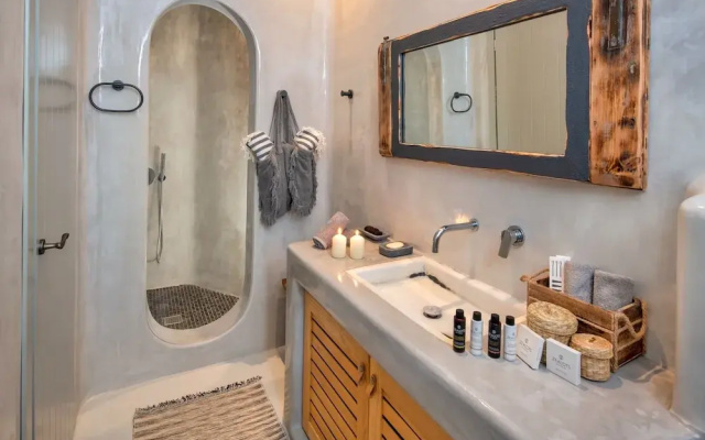 Megalochori 1-bed Villa, Sleeps 3, Pool & Parking