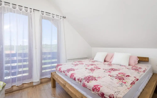 Awesome Caravan in Slunj with Hot Tub, WiFi & 2 Bedrooms