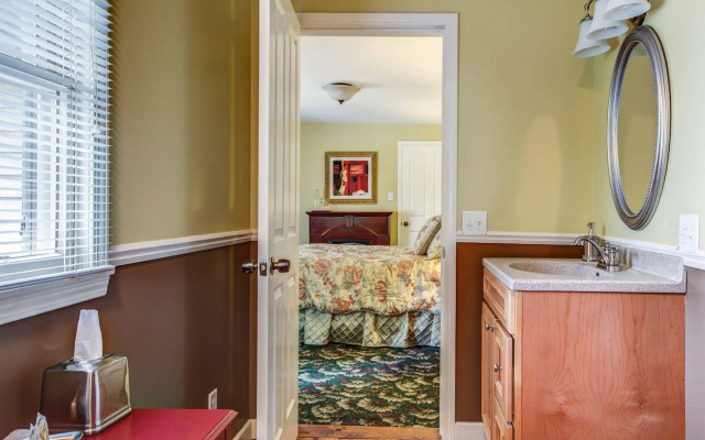 Twin Oaks Inn