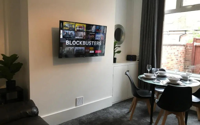 Bright Spacious 3-bed With Office & Patio, Preston