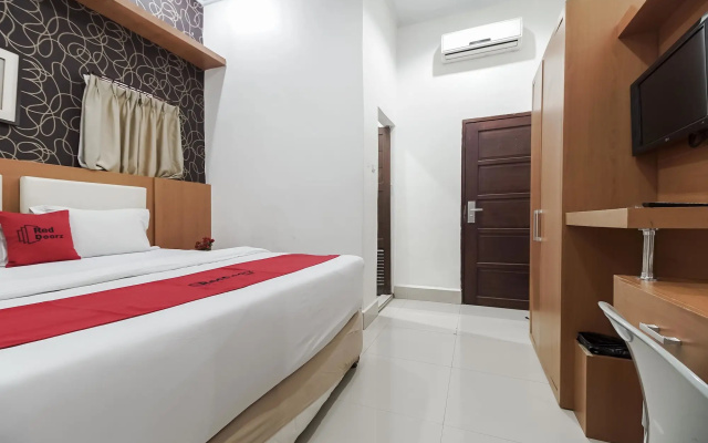 RedDoorz near Mall Panakkukang 3