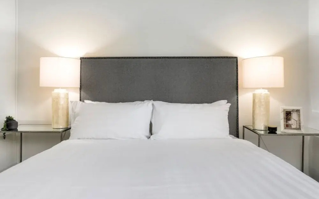 Modern 2-bed Ivanhoe Unit With Parking