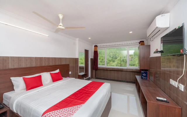 Capital O 27775 Hotel Srinivasa Residency
