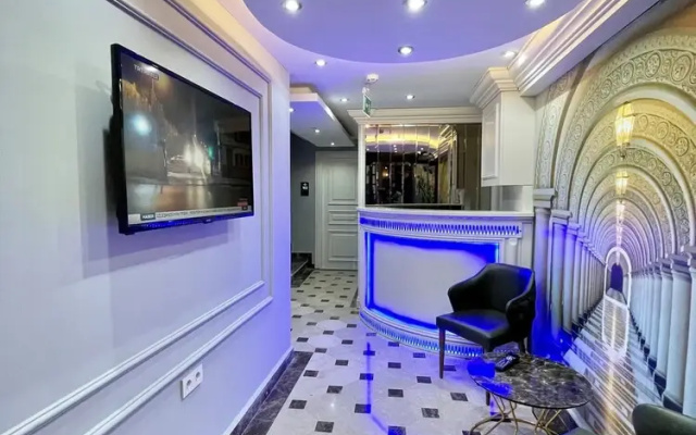 Отель Crowned Hotel