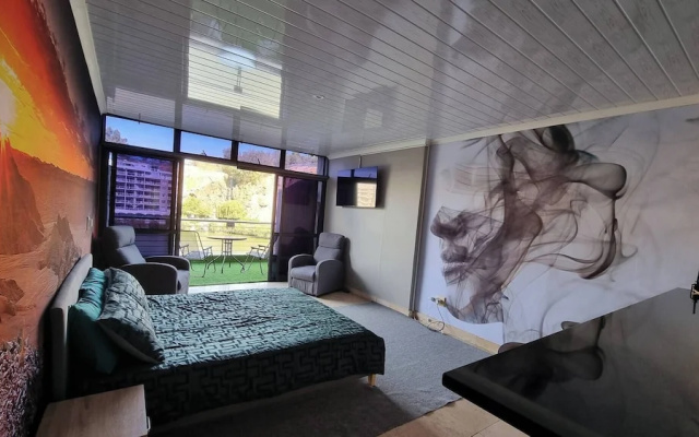 Waterfront Deco Apartment 2 Sleeper Lake Views