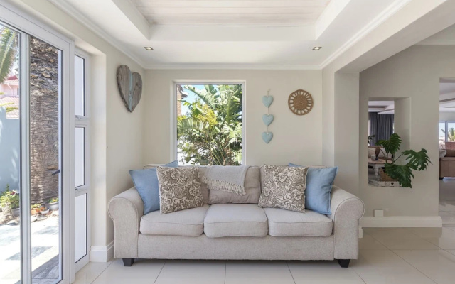 Beachfront, Private Pool, Pizza Oven, Pool Table, Fast Internet, Family Friendly