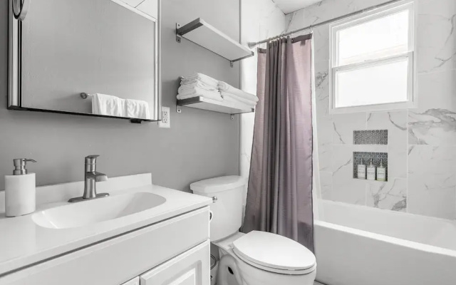 Charming 2 Bedroom with in Home Gym