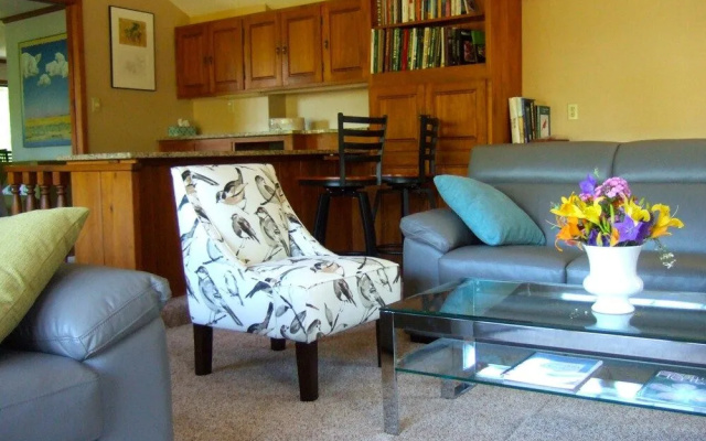 Loya's Little House Bed & Breakfast