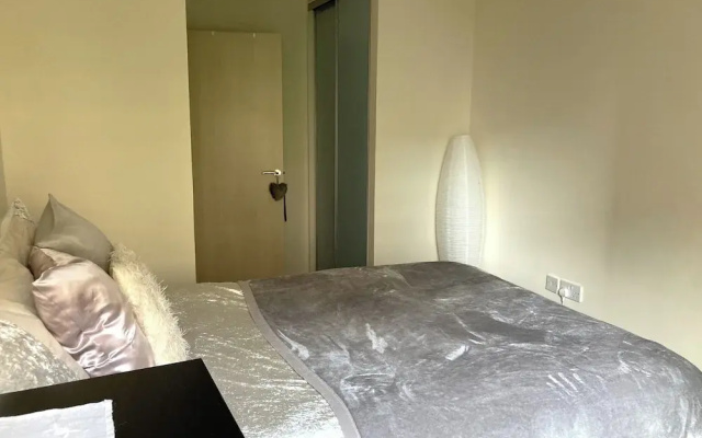 Bright London Retreat Near North Acton Tube
