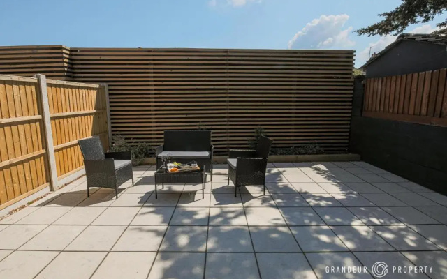 Beautifully Modern 3 bed House, Parking, Poole