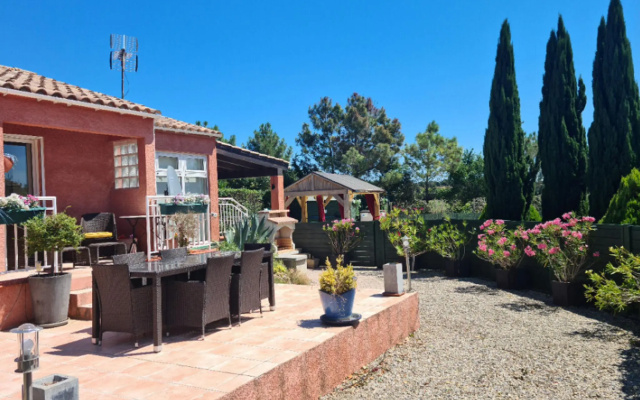 Tasteful Villa in Cambieure with Jacuzzi