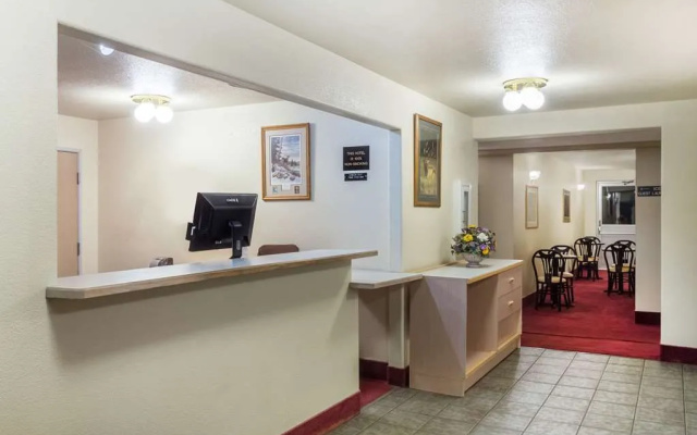 Super 8 Hamilton