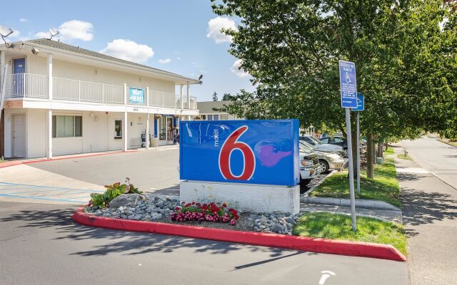 Отель Motel 6 Tacoma, WA - South США, Такома - отзывы, цены и фото номеров - забронировать отель Motel 6 Tacoma, WA - South онлайн вид на фасад