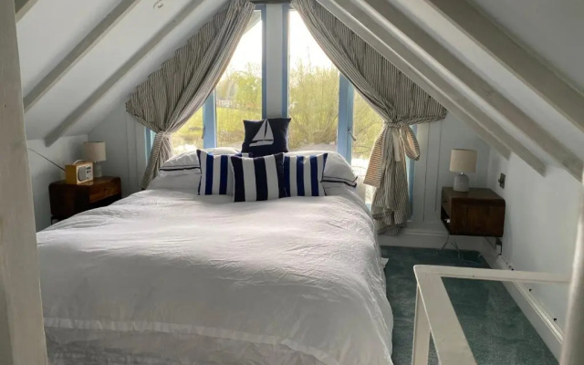 Gorgeous Bruton Chic Lakeside Boat House.