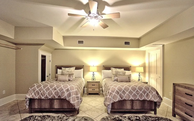 Comfy Carriage House Steps from the River