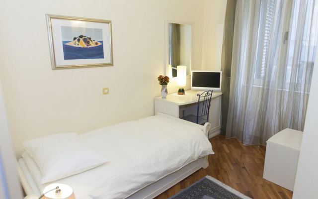 Hotel Peristil