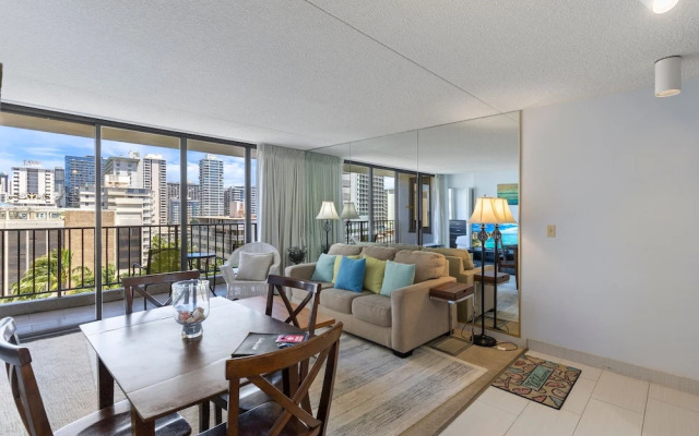 Deluxe Ocean and City View Waikiki Banyan Condo, Free Parking & Wi-Fi