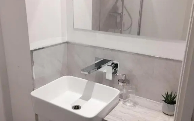 2-bedroom apartment *NR CITY CENTRE WITH PARKING*