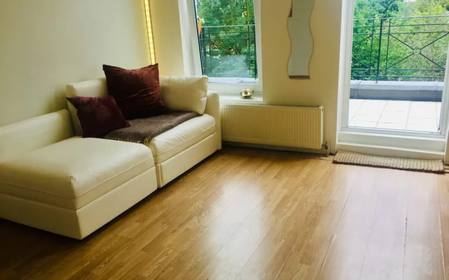 Bright 1 Bedroom Flat in West Hampstead With Balcony
