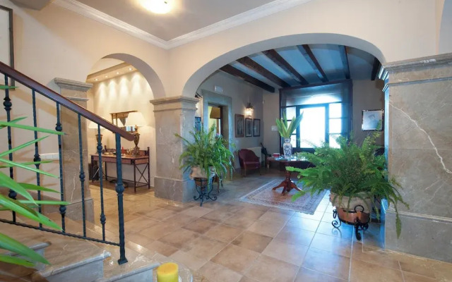 Luxurious 6-bedroom Villa Just 10 Minutes From the Beach