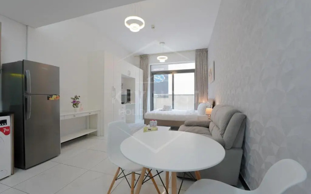 KeyHost - Crystal Residence JVC - K160