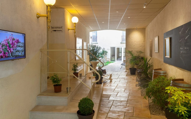 Отель Brit Hotel Chinon le Lion d'Or