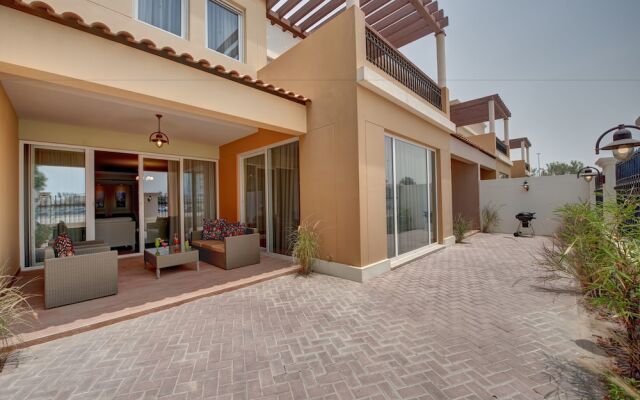Отель J5 Villas Holiday Homes - Barsha Gardens вид на фасад
