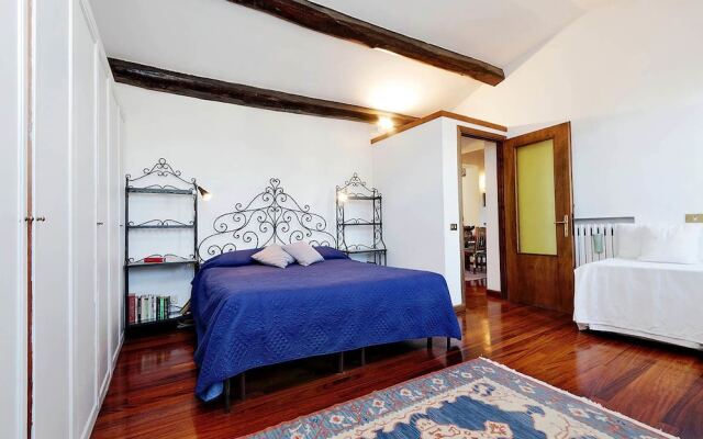 Апартаменты Piazza Mattei Terrace Apartment комната для гостей