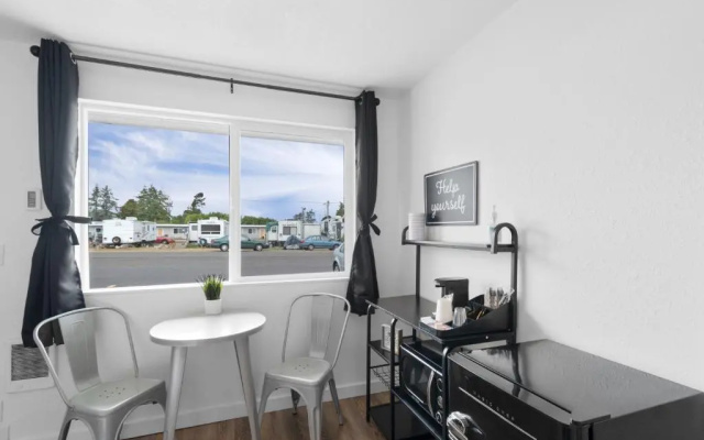 Silver Sands Motel