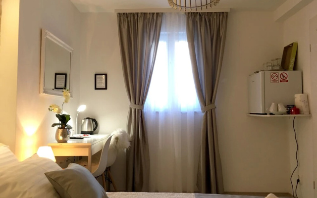 Central Split Rooms and apartment Paese