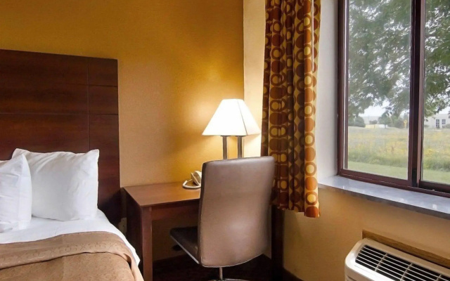 Super 8 by Wyndham Sturtevant/Racine