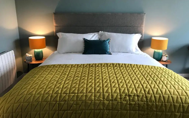Stones Luxury B&B with hot tub and self-contained rooms