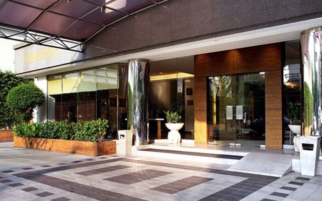 St. James Hotel вид на фасад