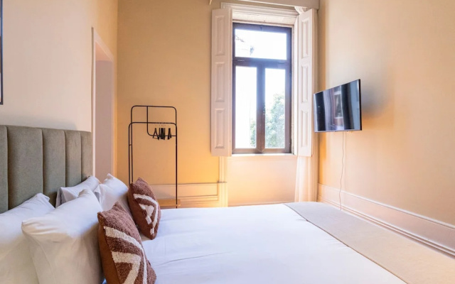 Guesthouse Bonjardim by LovelyStay