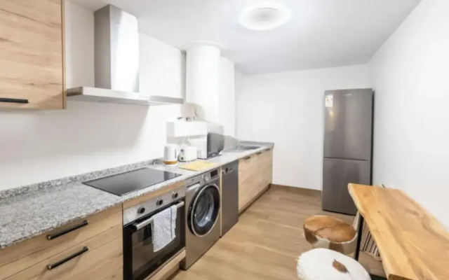 3 Bed Apartment Sleeps 6 - Free Parking & Balcony