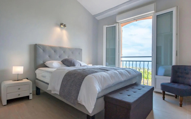Luxurious Villa in Les Issambres with swimming pool and Sauna
