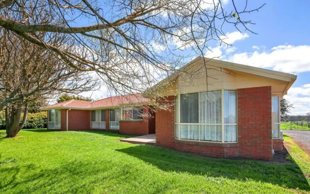 Impressive Hobby Farm Close in Bungaree