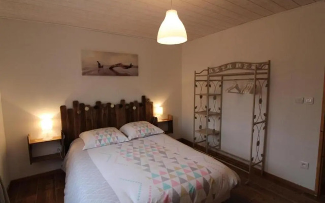 Logement, rez-de-jardin d’une maison, orée du bois