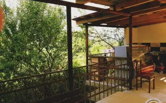 Maikos House