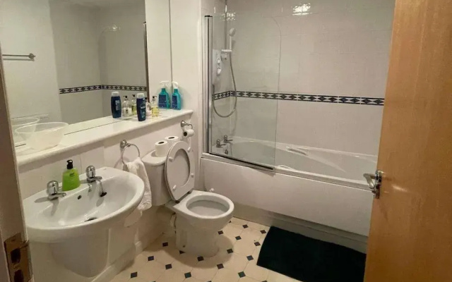 3 Bed Flat - Sleeps 6 - Parking - Wifi