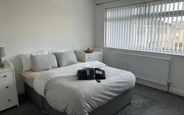 Housesleeps6-freeparking-wifi-contractors-garden