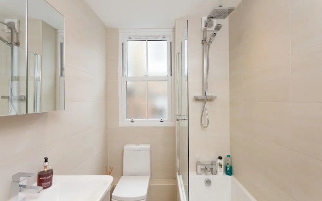 1 Bedroom Flat with Terrace in South West London