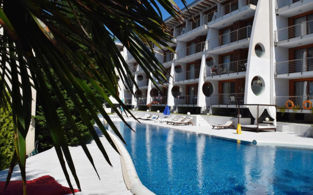 White Sails Apartments